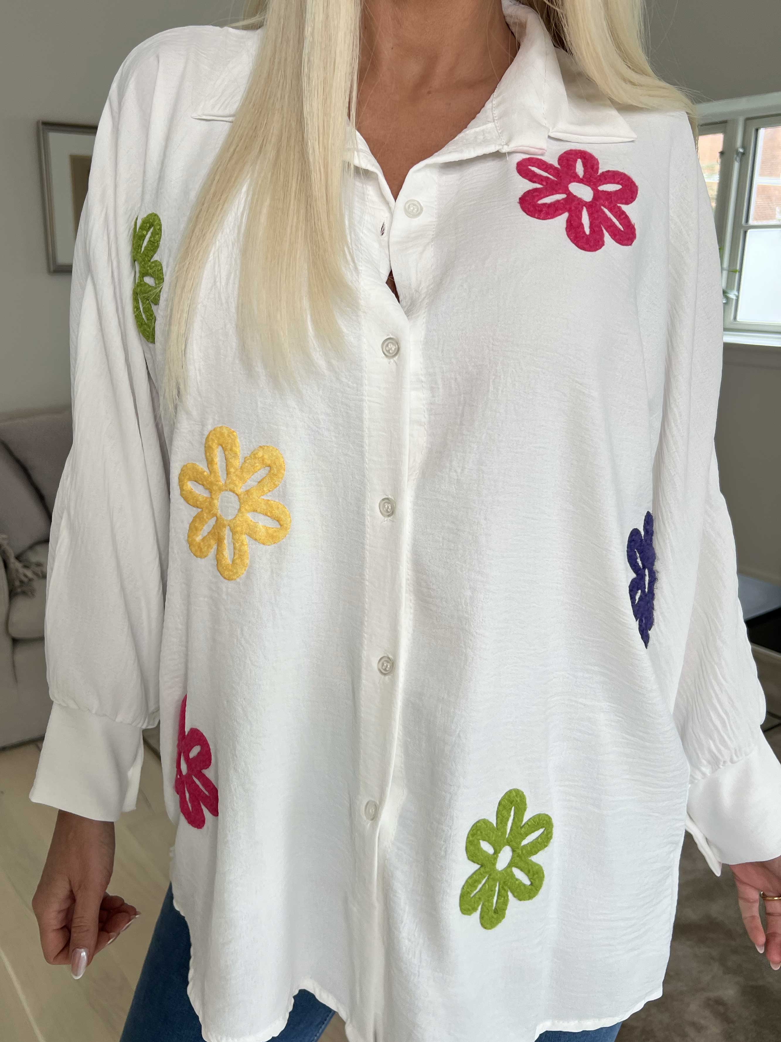 Katrin - Skjorte med fine farvet blomster foran